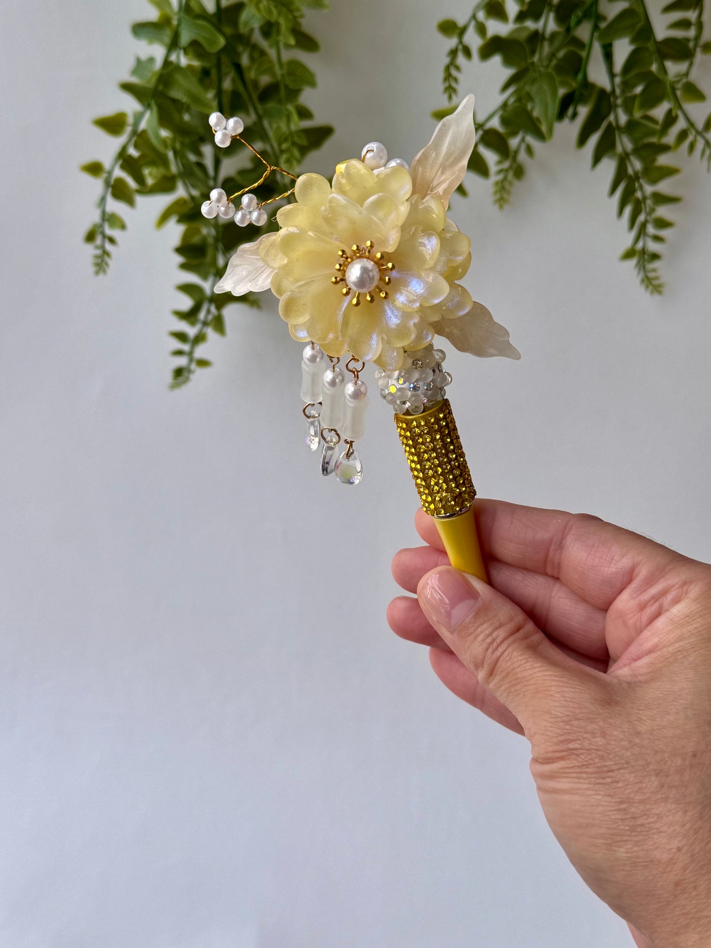 Golden Bloom Pearl Drop Pen